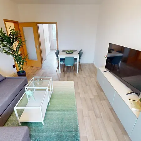 Moderner Plattenbaucharme Mit Wlan דירה *