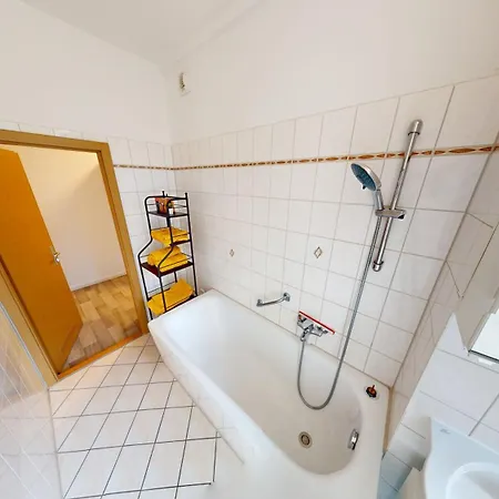 Moderner Plattenbaucharme Mit Wlan דירה קמניץ